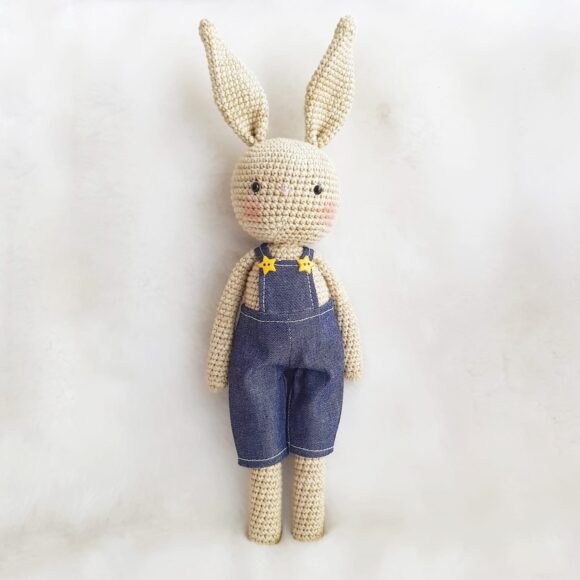 Conejo tejido con jardinera Beige