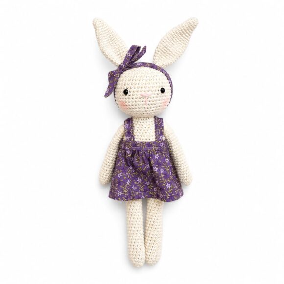 Coneja tejida con vestido morado